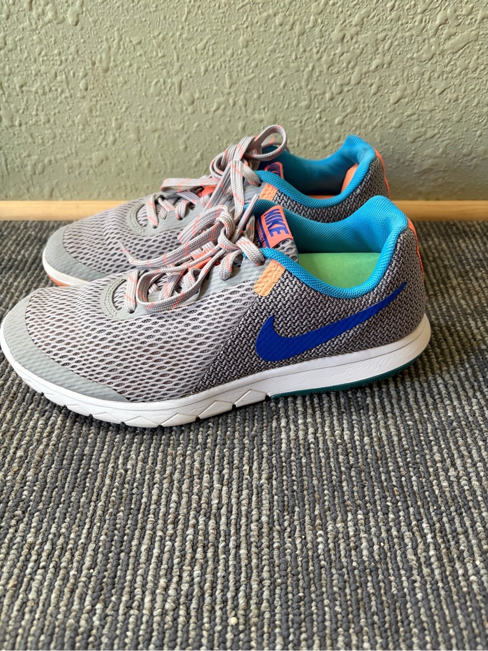 Nike Women’s Gray Sneakers with Blue Swoosh and Teal Lining Size 7